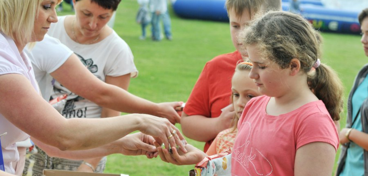 Podczas pikniku w Okleśnej każde dziecko dostało zestaw smakołyków