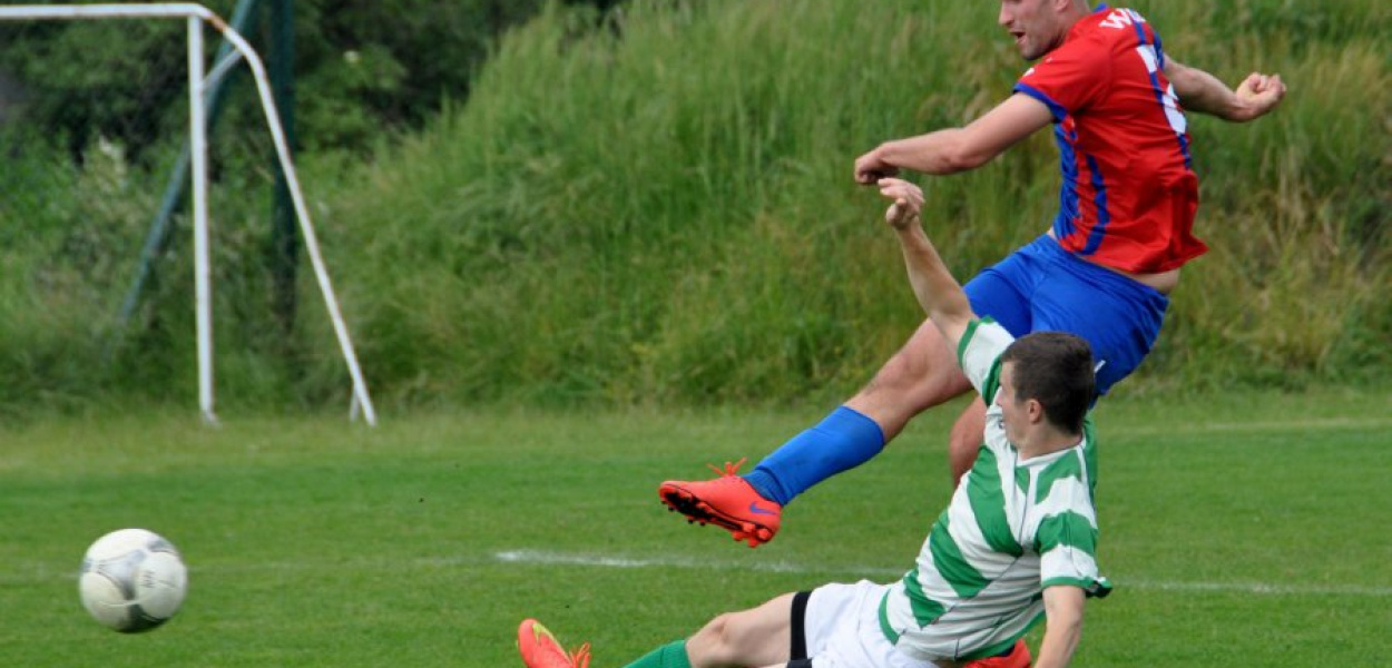 Gracz Wolanki Michał Ryba (niebiesko-czerwony strój) strzela gola na 1-1 w meczu z Górzanką. Fot. Michał Koryczan