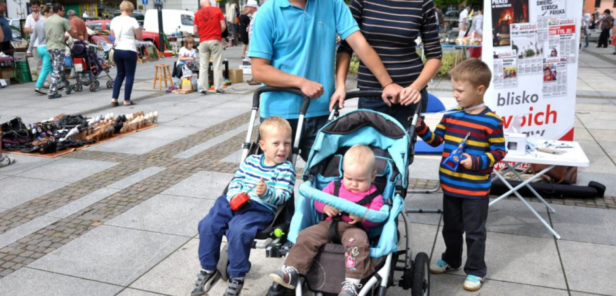 Rodzina Godyniów z Krzeszowic: Karolina i Zbigniew oraz dzieci: Zuzanna, Wojtuś i Bartek podczas rozmowy z dziennikarzami &quot;Przełomu&quot; na pchlim targu