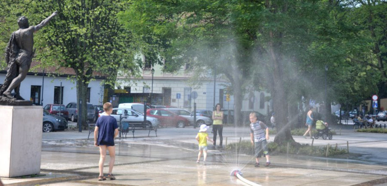 Wodne kurtyny w niektórych miastach pomagają znieść upały. Na zdj. Rynek w Krzeszowicach