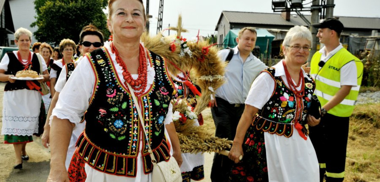 Amelia Buczek z KGW Jankowice na czele korowodu dożynkowego