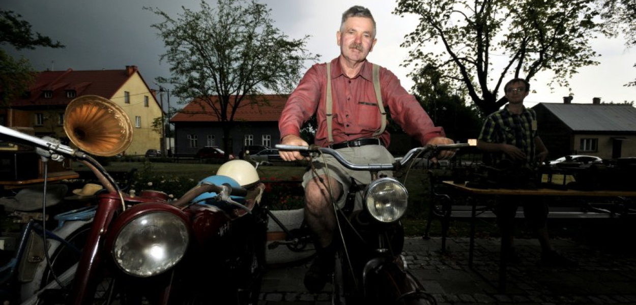 Jan Włodarski na jednym ze swoich motorów. Kilka minut później rozpętała się burza