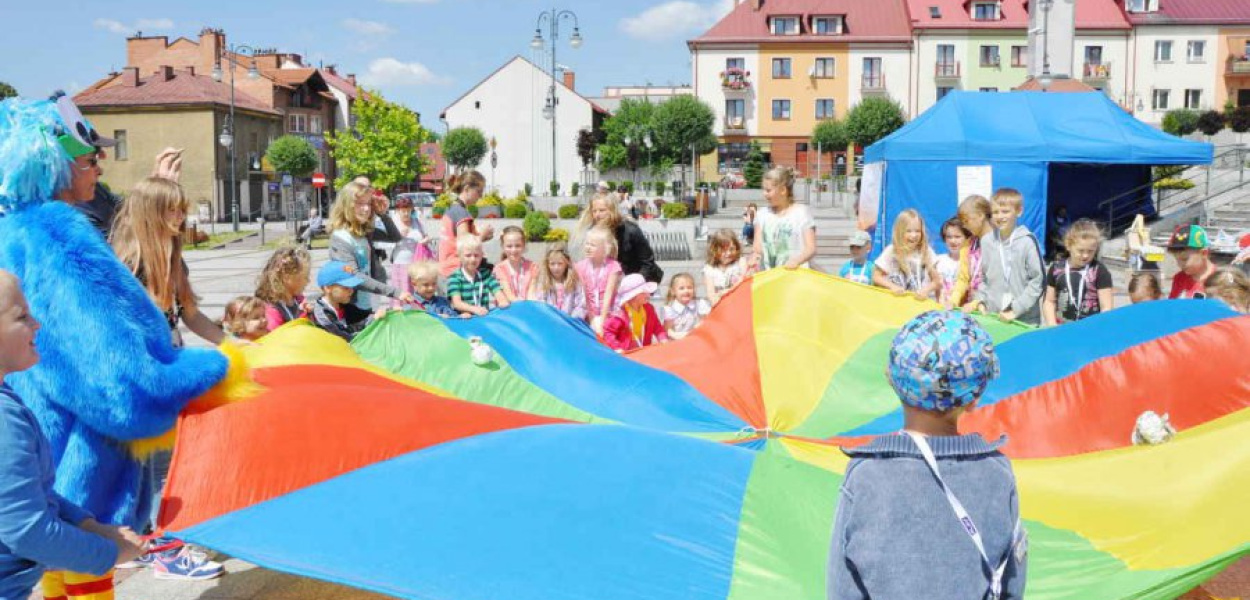 W zorganizowanej w lipcu zabawie na Rynku w Trzebini wzięło udział kilkadziesiąt osób