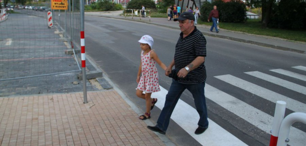 Przez nowe pasy przechodzi Mieczysław Kozubek z Chrzanowa w towarzystwie wnuczki  
