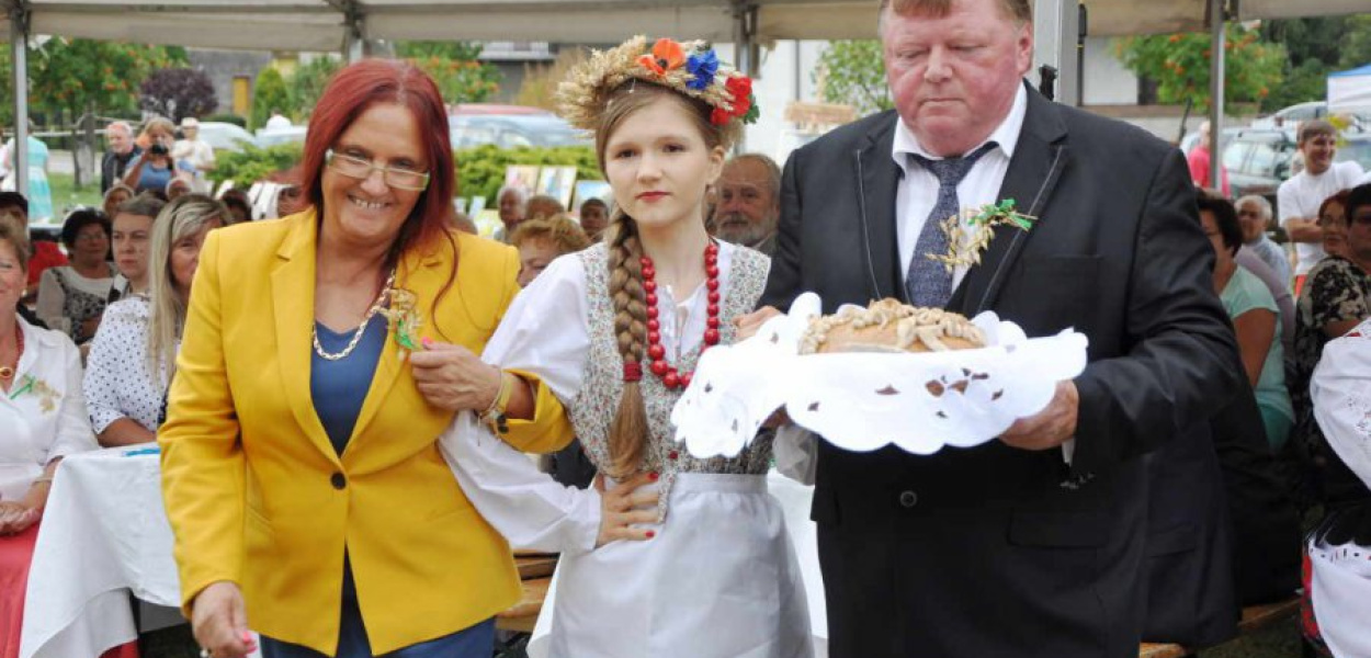 Grażyna i Jan Skawscy w towarzystwie członkini zespołu Karniowianie