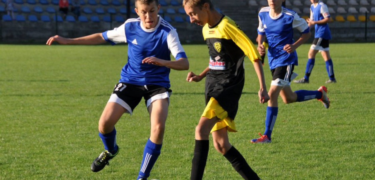 Trampkarze Fabloku (niebiesko-białe koszulki) wywalczyli komplet punktów na stadionie w Trzebini