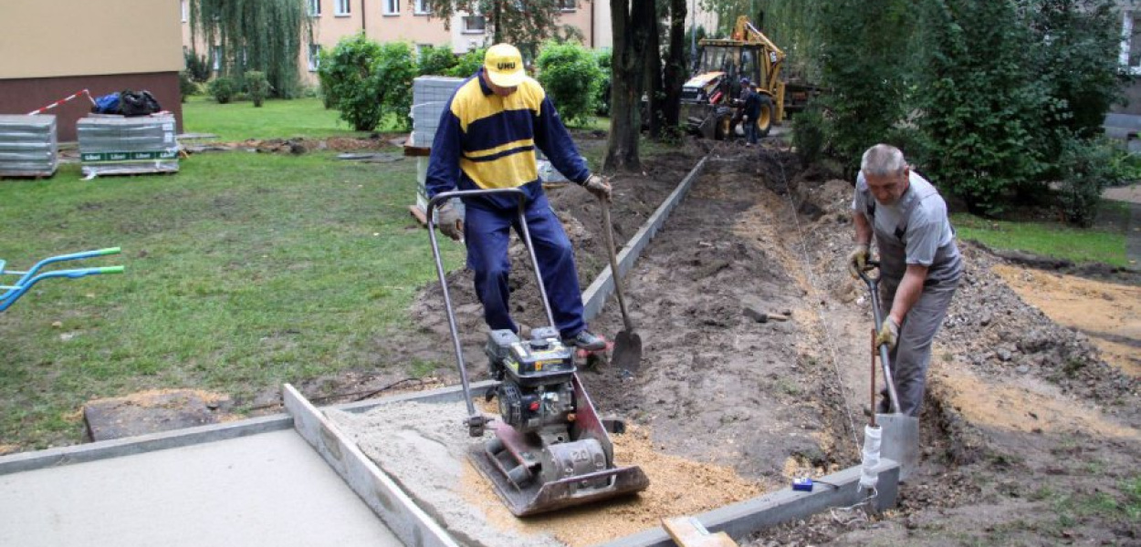 Robotnicy rozpoczęli budowę chodnika w czwartek