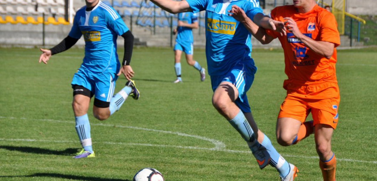 Zawodnik Termaliki Kacper Pietrek (z prawej) w starciu z Janem Martyniakiem z MKS. Fot. Michał Koryczan