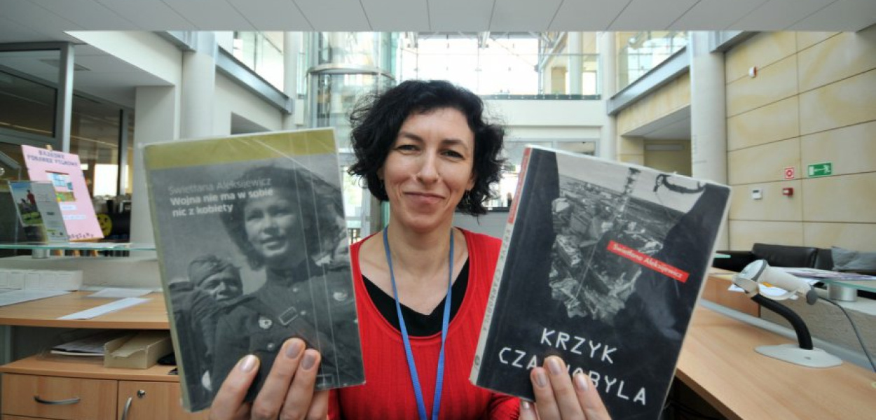 Agnieszka Śliwa z chrzanowskiej biblioteki prezentuje książki noblistki Swietłany Aleksijewicz