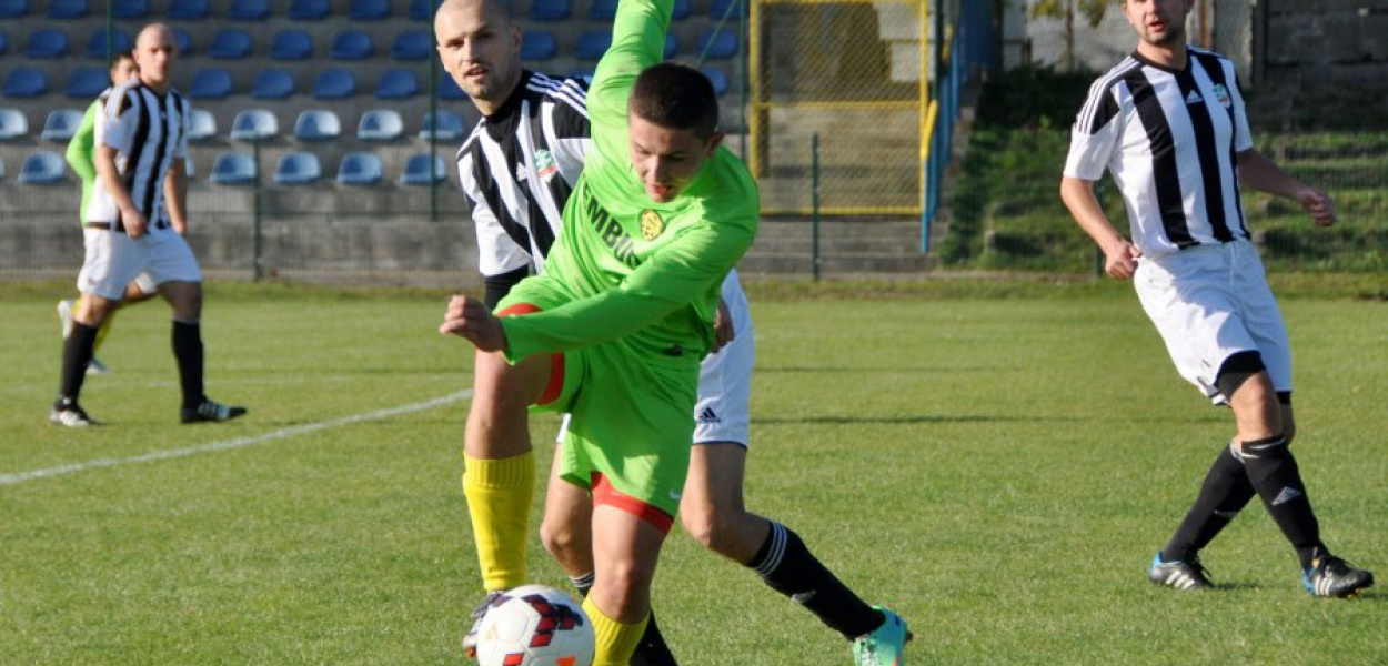 Napastnik MKS Paweł Piskorz (przy piłce) w pojedynku z defensorem Wiślanki. Fot. Michał Koryczan