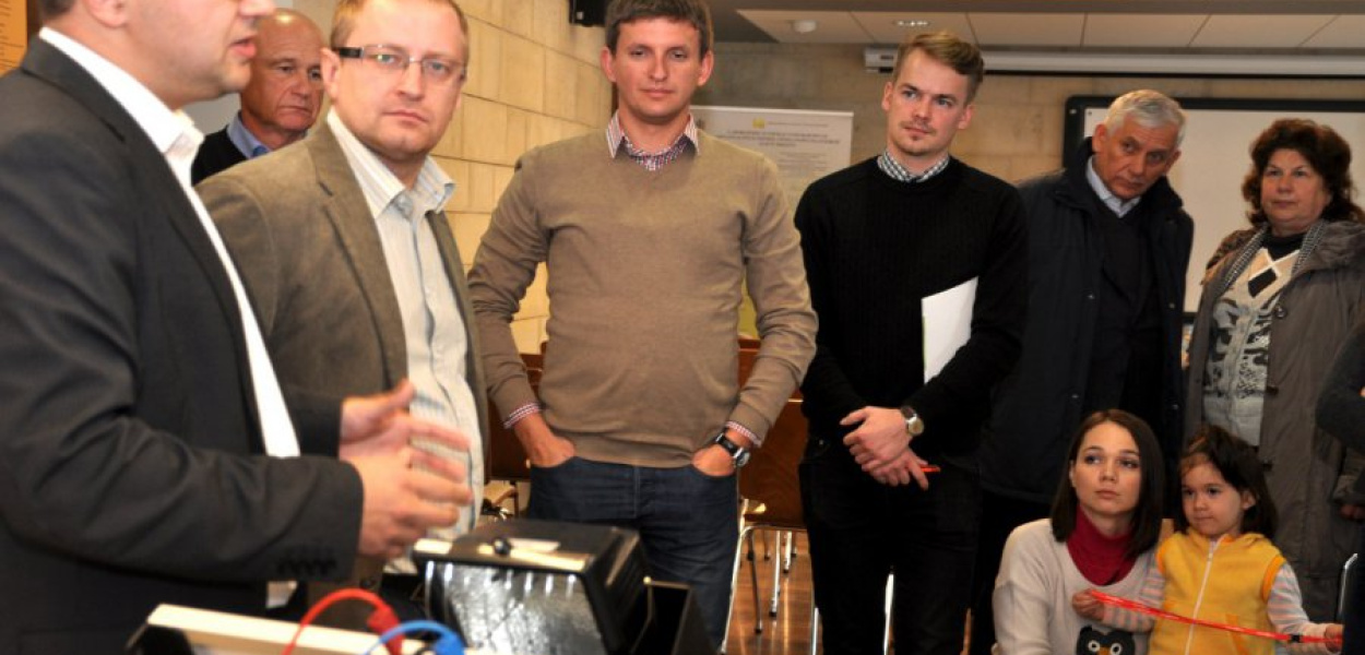 Podczas zwiedzania ośrodka AGH w Miękini uczestnicy mogli pracownicy AGH oprowadzali po obiekcie opisując działanie urządzeń wykorzystujących odnawialne źródeł energii