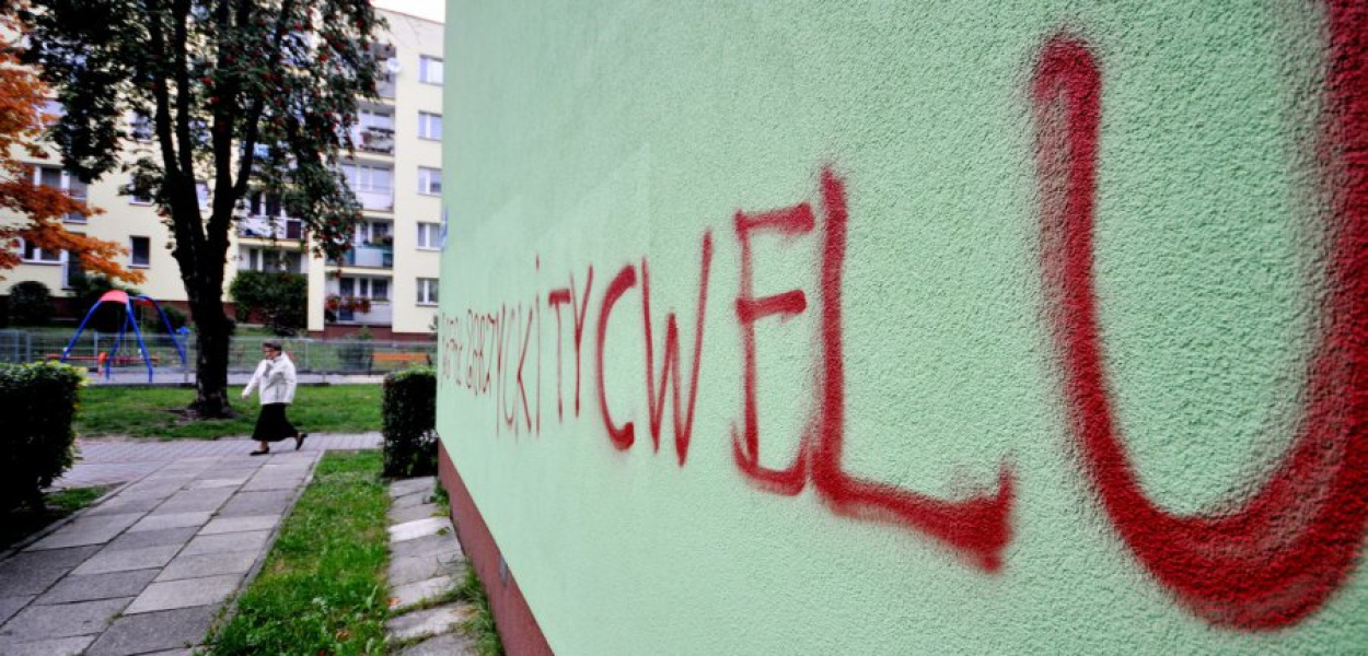 Zniszczona elewacja. Widok od strony ul. Świętokrzyskiej w Chrzanowie