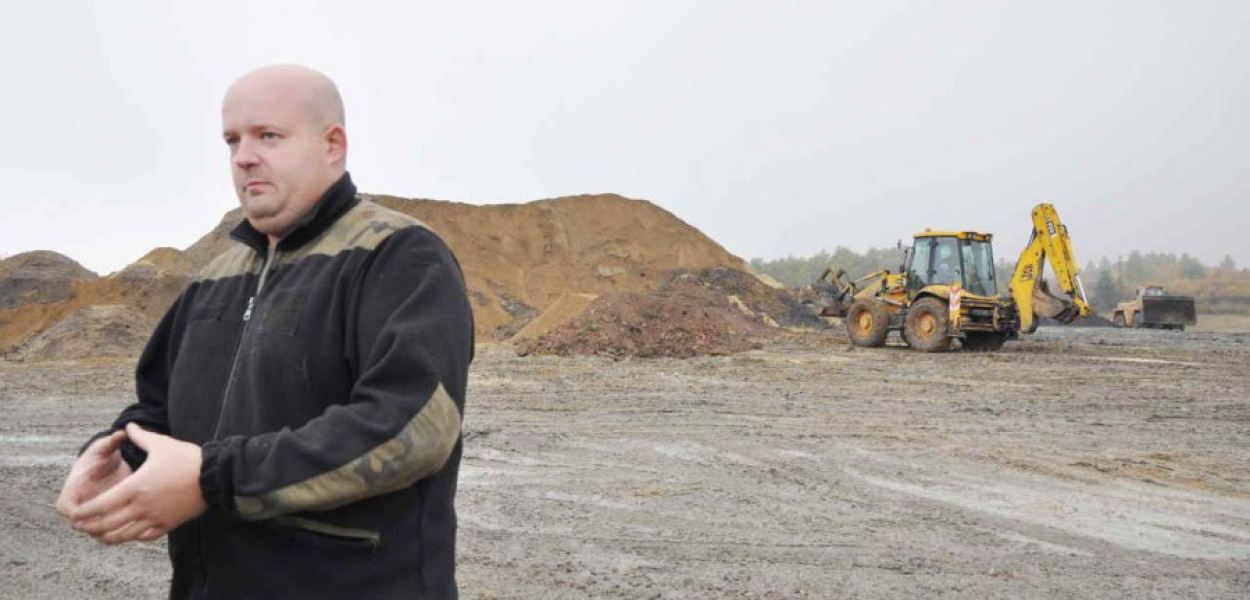 Kierownik robót Krzysztof Borowski potwierdza, że rajdowcy rozjeżdżają składowisko