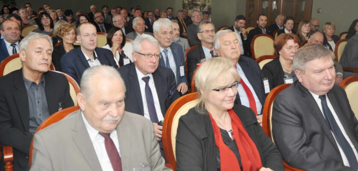 Poza wojewodą Jerzym Millerem (z prawej) w uroczystym podsumowaniu wzięło udział wielu gości