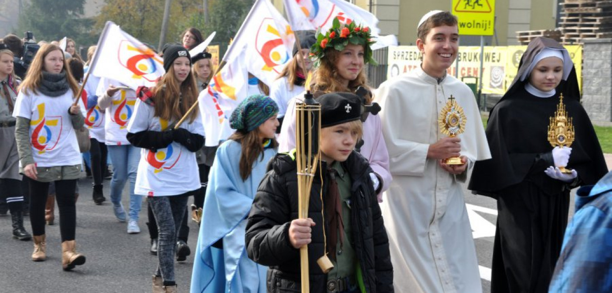 Uczestnicy orszaku maszerują przez Libiąż