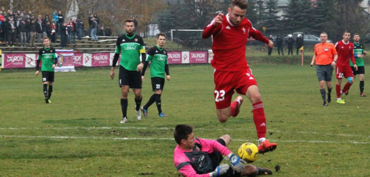 Bramkarz Libiąża tym razem powstrzymał Szymona Skrzypczaka (Górnik Zabrze)