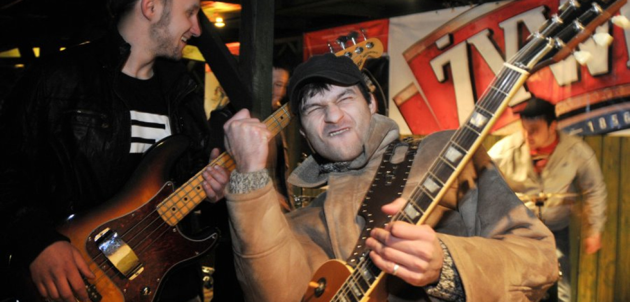 Podczas sobotniego przeglądu w Olszynach ma wystąpić m.in. Tajna Lista. Na pierwszym planie gitarzysta Bartek Likus