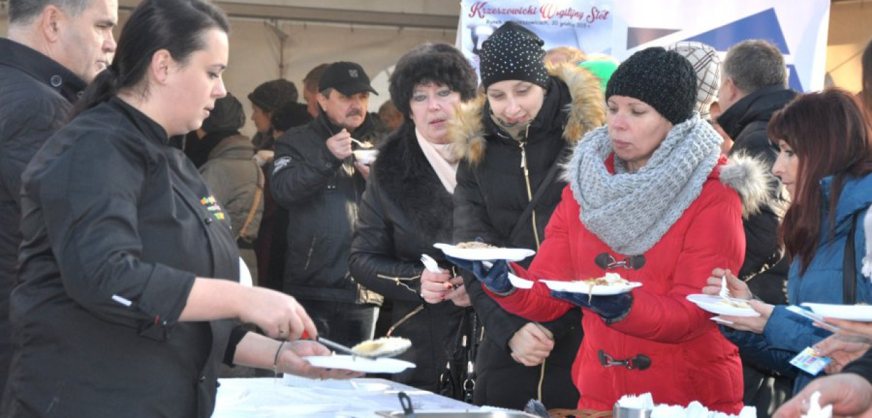 Przy stoisku przedszkola Tuptusie rozdawano kapustę z grochem, pierogi i wiele innych smakołyków