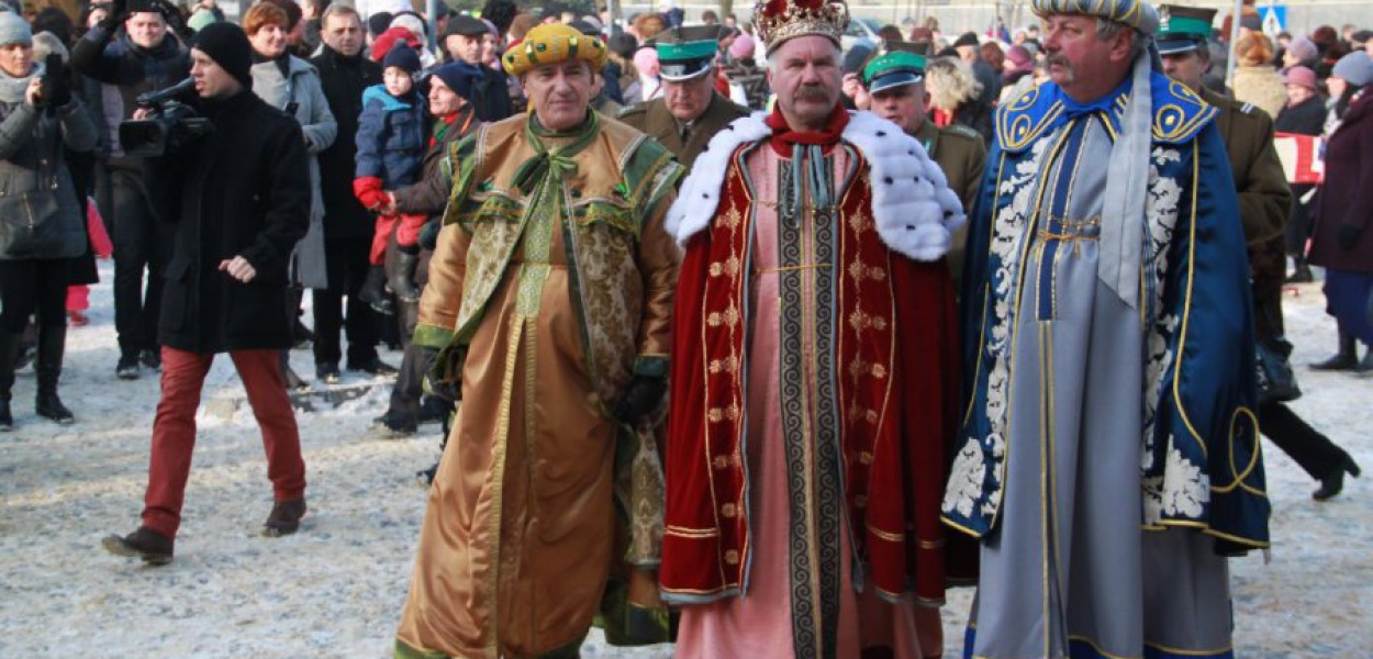 Trzej Królowie w drodze na scenę, na której oddali pokłon Świętej Rodzinie