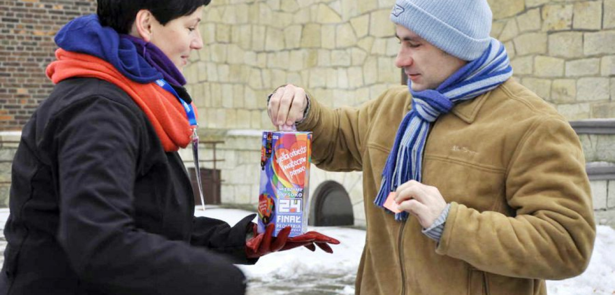 Agnieszka Mazur kwestuje w Trzebini
