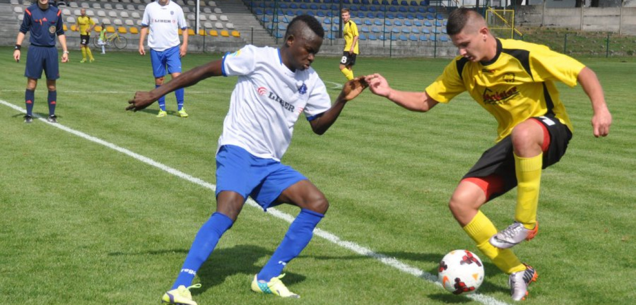 Napastnik trzebińskiego MKS Paweł Piskorz (przy piłce) podczas meczu ligowego