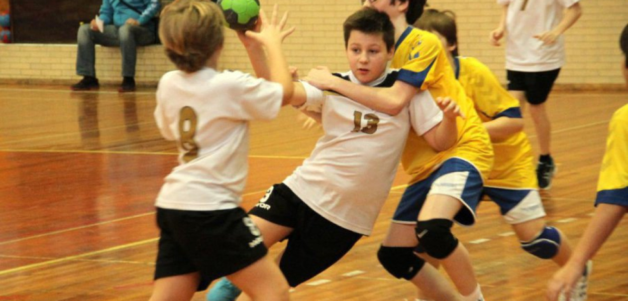 Pojedynek młodych szczypiornistów podczas Caban Cup 2015. Fot. Marek Oratowski