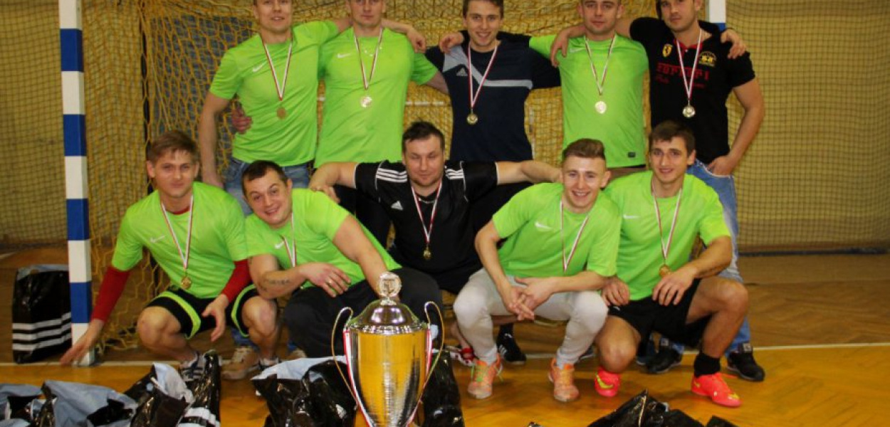 Zwycięski zespół Wygiełzowa ze zdobytymi trofeami