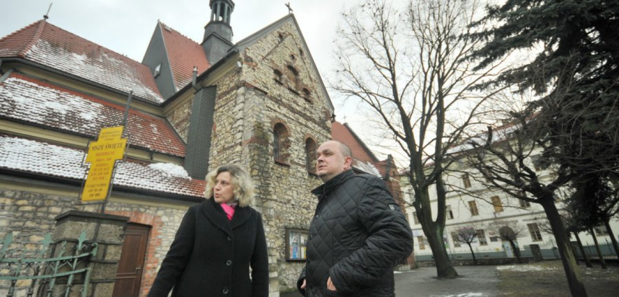 Agnieszka Bąk i reżyser Piotr Mielech przy kościele św. Mikołaja w Chrzanowie - jednym z głównych miejsc akcji w planowanym filmie