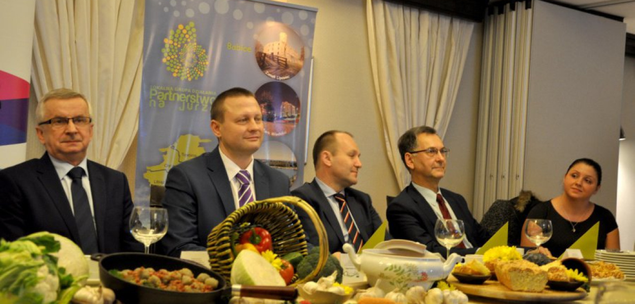Podczas środowej prezentacji tradycyjnych potraw. Na zdjęciu od lewej: Jerzy Kasprzyk, prezes LGD Partnerstwo na Jurze, Grzegorz Lipiec, członek zarządu województwa małopolskiego, poseł Marek Sowa, starosta Janusz Szczęśniak oraz etnograf Agnieszka Oczkowska z Nadwiślańskiego Parku Etnograficznego i Zamku Lipowiec w Wygiełzowie