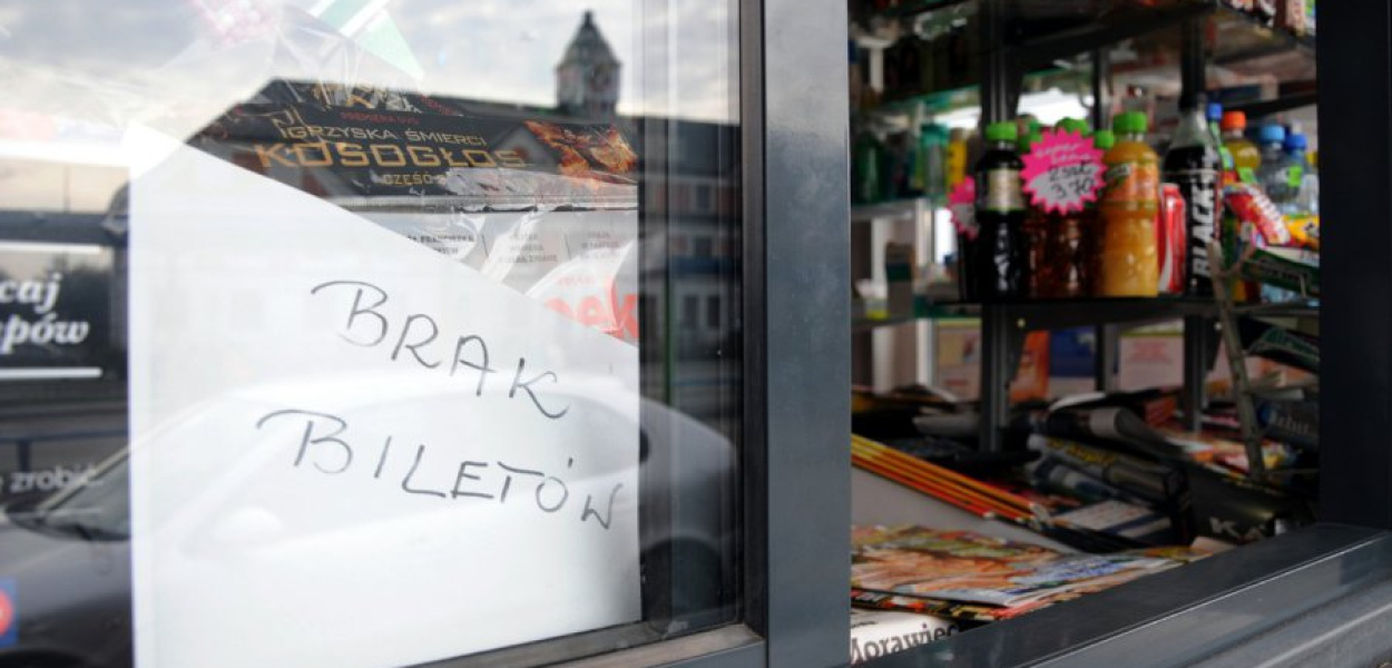 Informacja o braku biletów na kiosku RUCH w sąsiedztwie dworca kolejowego w Trzebini