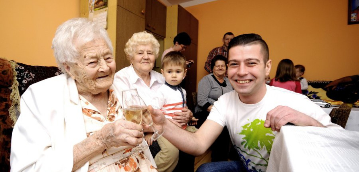 105-latka stuka się lampką szampana z prawnukiem Markiem Kopińskim z Jaworzna