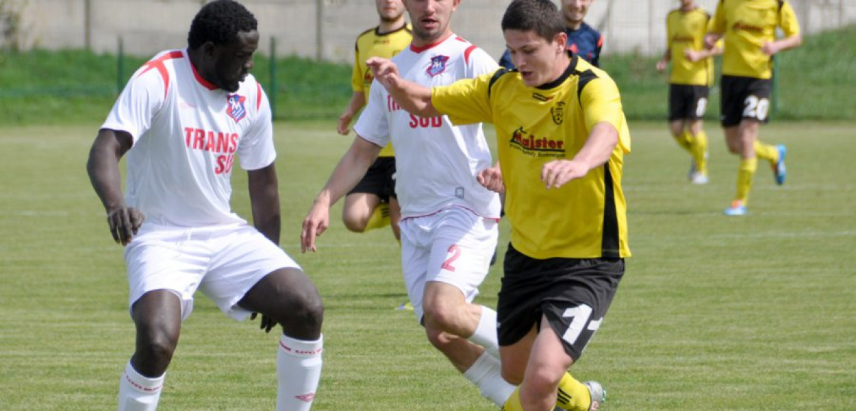 Napastnik MKS Paweł Piskorz (z prawej) w pojedynku z Cheikhiem Niane, defensorem Michałowianki. Fot. Michał Koryczan