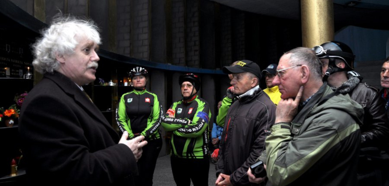 Rowerzystów oprowadził po kurhanie Andrzej Jura (z lewej)