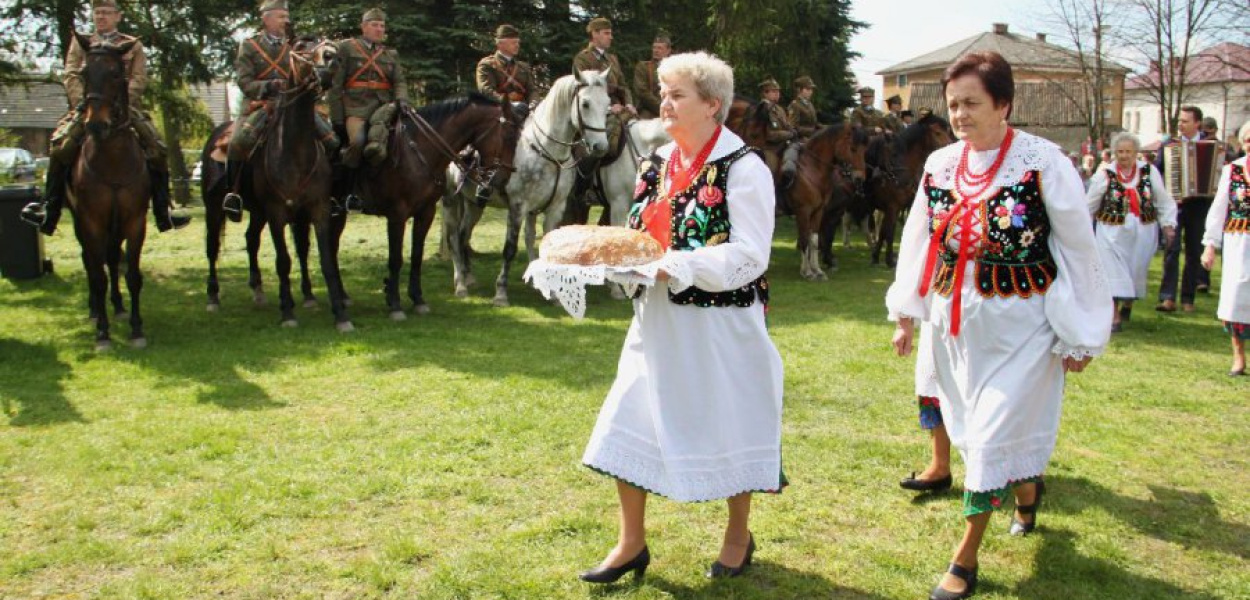 Panie z KGW w Gromcu za chwilę powitają kawalerzystów