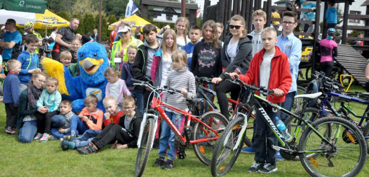 Młodzi uczestnicy rajdu na mecie przy Starej Hucie w Płokach