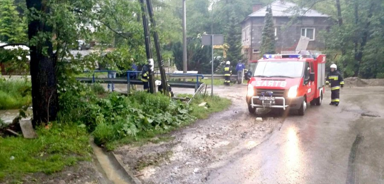 W Filipowcach strażacy udrażniali koryto wzbierającej gwałtownie i rozlewającej się na drogę rzeki. Fot. OSP Wola Filipowska