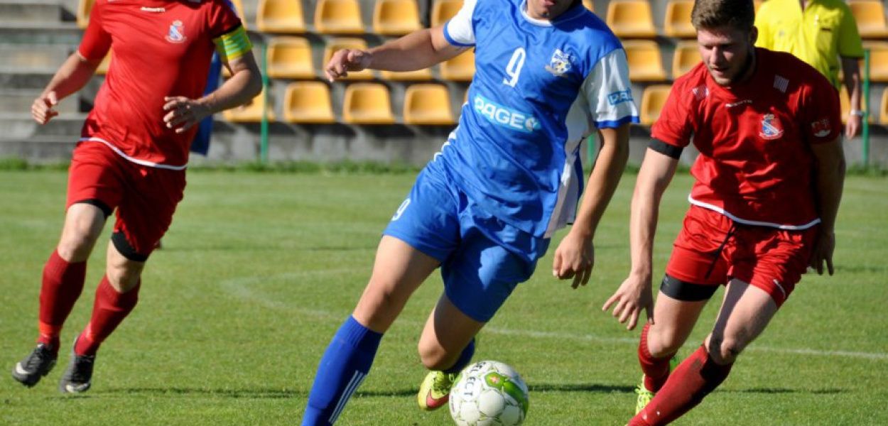 Zawodnik Myślachowic Adrian Zybiński (niebieski strój) w pojedynku z Łukaszem Żbikiem z Wolanki