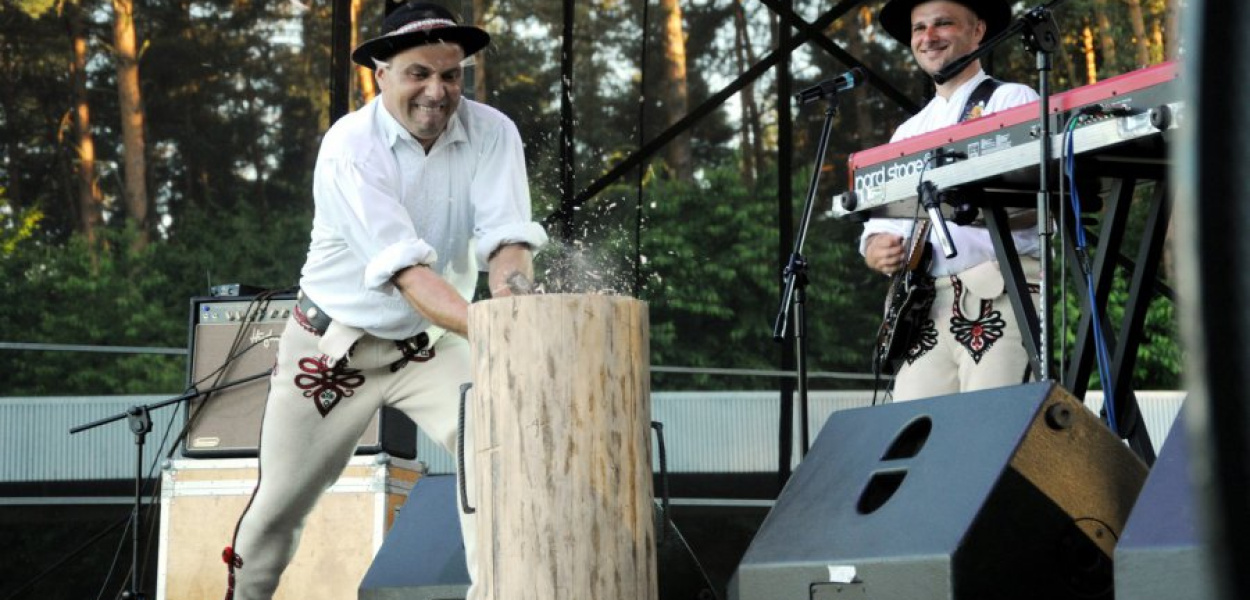Akordeonista Władysław Lassak, żeby podkręcić atmosferę, chwycił za siekierę