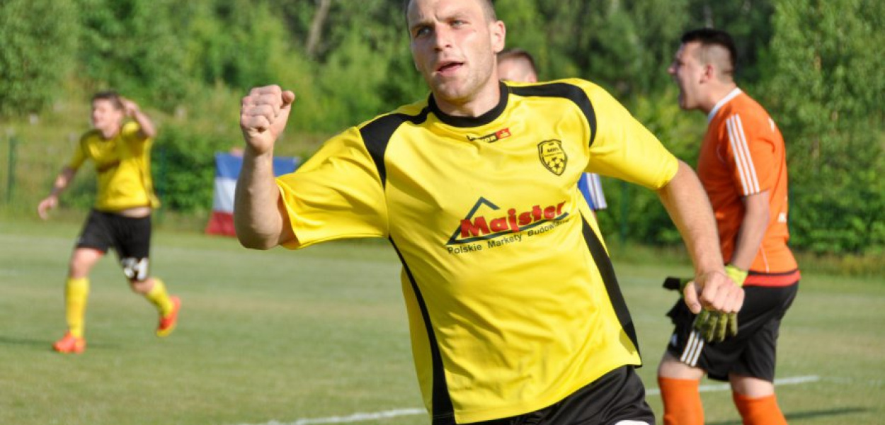 Napastnik MKS Michał Kowalik cieszy się po zdobyciu gola na 1-0