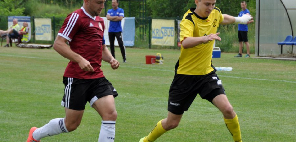 Napastnik MKS Jakub Pająk (z prawej) w pojedynku z kapitanem Garbarni Mariuszem Stokłosą