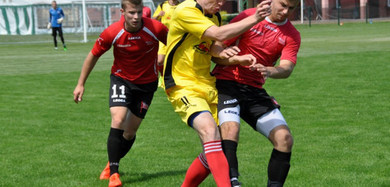 Marek Mizia (w środku) był jednym z wyróżniających się piłkarzy MKS w meczu z Cracovią II. Fot. Michał Koryczan
