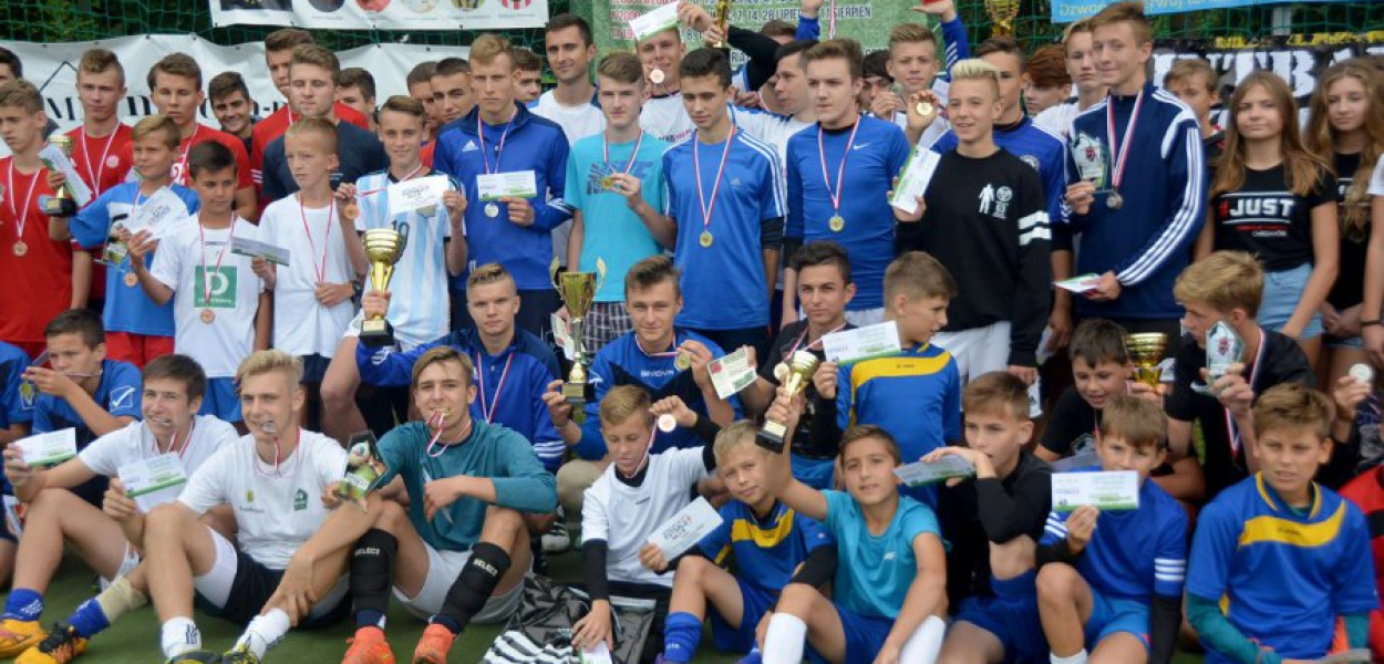 Uczestnicy finału Wakacyjnej Ligi Futsalu z wywalczonymi trofeami