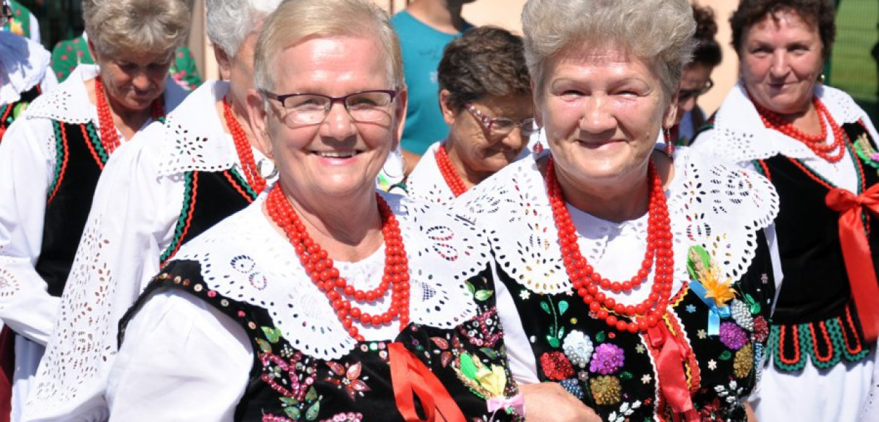 Panie z zespołu Macierzanki w Żarkach w korowodzie dożynkowym w Gromcu