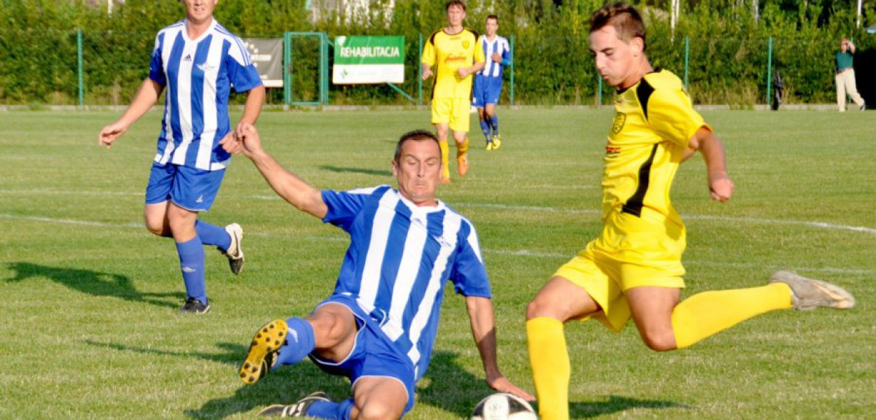 Strzał pomocnika Trzebini Tomasza Małodobrego (z prawej) stara się zablokować Artur Oczkowski, grający trener Fabloku