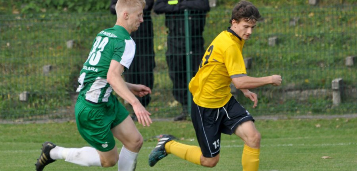 Młody napastnik MKS Łukasz Sochacki (z prawej) zadebiutował na trzecioligowych boiskach
