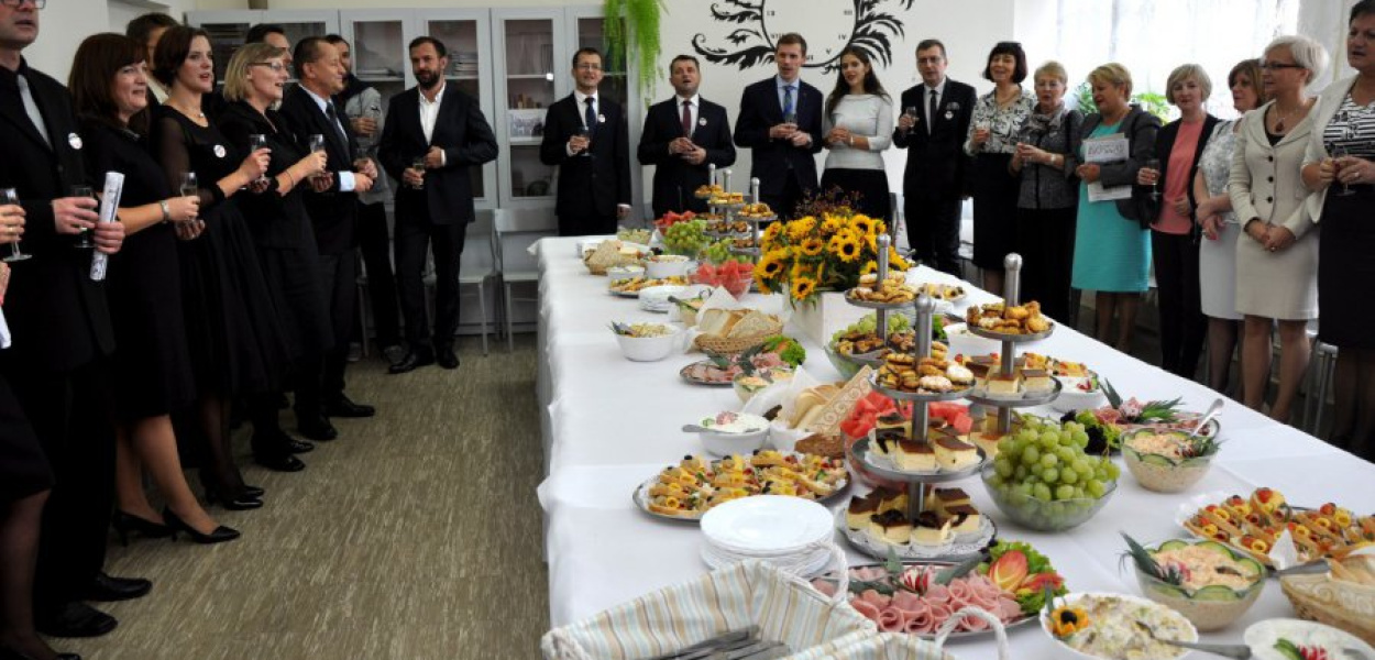 Toast za kolejne jubileusze II LO wznoszą nauczyciele, absolwenci i przyjaciele szkoły 
