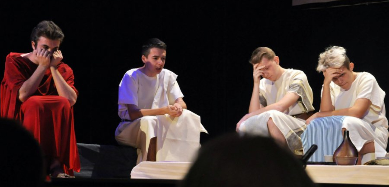 Licealiści podczas występu teatralnego wieńczącego oficjaną część uroczystości