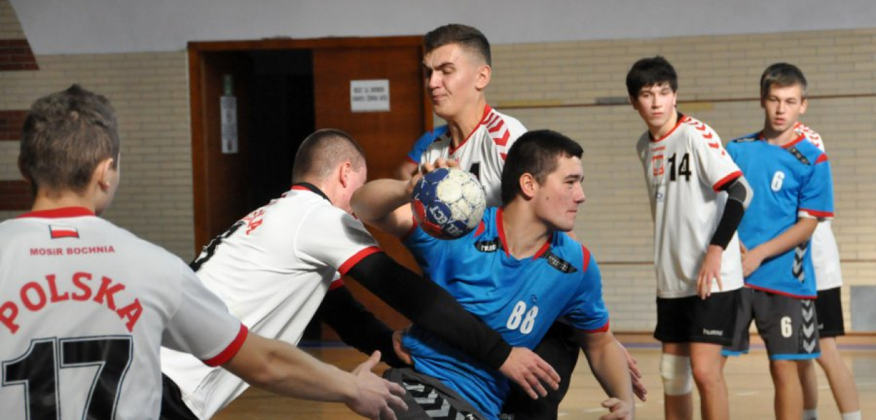 Przez defensywę Bochni przedziera się gracz PMOS Kacper Węgrzyn (numer 88)