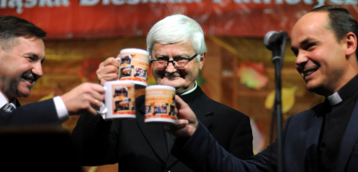 Toast parzoną miętą wznoszą burmistrz Libiąża Jacek Latko oraz księża: Michał Kliś i Janusz Grodecki