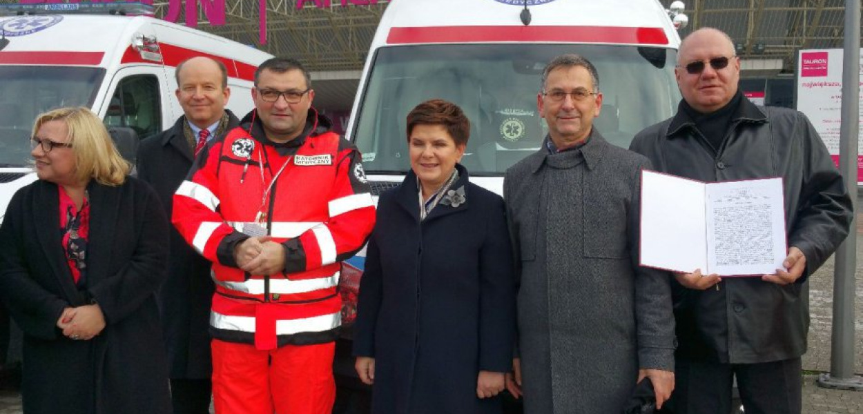 Od lewej ministrowie Beata Kempa i Konstanty Radziwiłł, koordynator ds. ratownictwa medycznego w chrzanowskim szpitalu Leszek Kowalski, premier Beata Szydło, starosta Janusz Szczęśniak i dyrektor szpitala Waldemar Stylo. Fot. Starostwo Powiatowe w Chrzanowie 